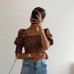 𝗡𝗪𝗧 𝗭𝗮𝗿𝗮 • Stretchy Leopard Top Smocked Balloon Sleeve Ruffle Hem S
